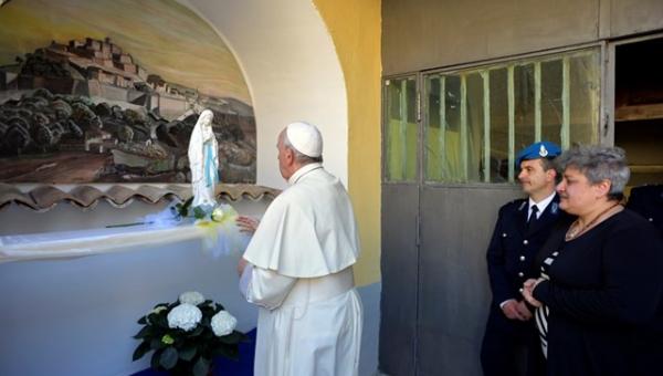 Papa nel carcere di Paliano: Dio ci ama fino alla fine