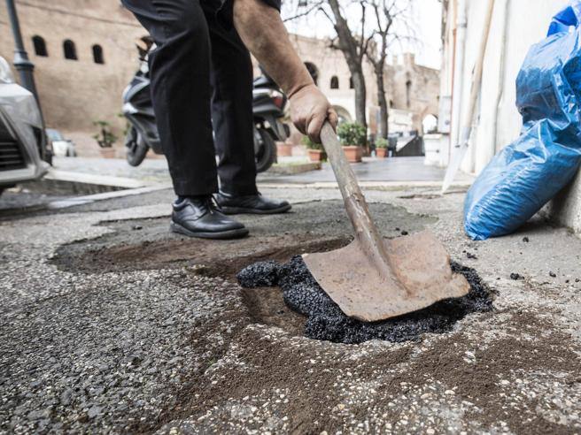 30 'detenuti asfaltatori' impiegati nella manutenzione delle strade di Roma